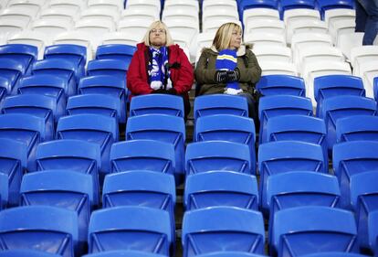 Dos señoras en el estadio de Cardiff para el partido de la FA Cup entre dl Cardiff y el Shrewsbury.