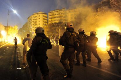 La policía griega interviene durante las protestas en Salónica.