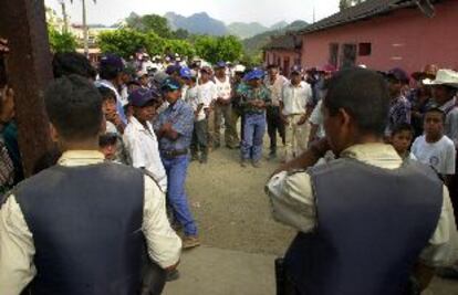 La policía guatemalteca entra ayer en la localidad de Senahú, donde fue linchado un juez el martes.