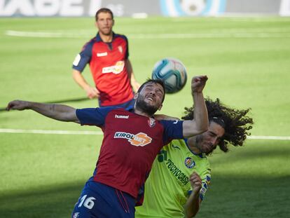 Arnaiz pelea un balón aéreo con Cucurella.