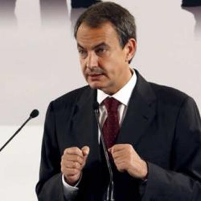 El presidente del Gobierno, José Luis Rodríguez Zapatero, durante su intervención en la mesa redonda "Trazando el futuro rumbo de España", que organizó hoy en Madrid la revista The Economist