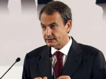 El presidente del Gobierno, José Luis Rodríguez Zapatero, durante su intervención en la mesa redonda "Trazando el futuro rumbo de España", que organizó hoy en Madrid la revista The Economist