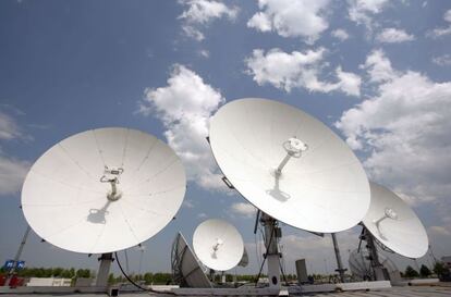 Antenas para la emisi&oacute;n de televisi&oacute;n v&iacute;a sat&eacute;lite.