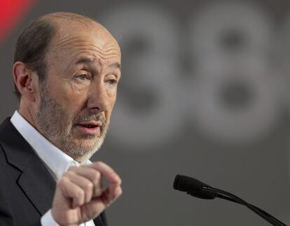 El candidato a la Secretaría General del PSOE, Alfredo Pérez Rubalcaba, durante su intervención ante el plenario del 38 Congreso del partido que se celebra en Sevilla.