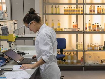 Dos científicos trabajan en el laboratorio del centro de I+D de Coca Cola en Bruselas.