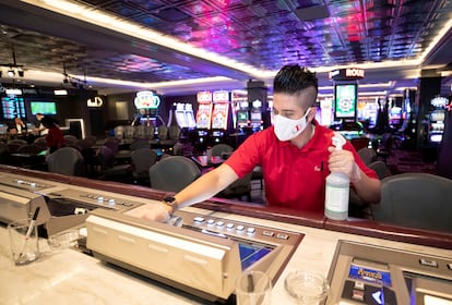 Andres Delgado limpia una máquina en un establecimiento de Las Vegas.
