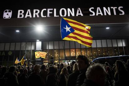 Protestas durante la noche del 8 en la estación de Sants de Barcelona.