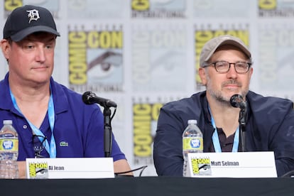 Al Jean y Matt Selman, el antiguo y el nuevo 'showrunner' de 'Los Simpson', en la feria Comic-Con International de San Diego en 2022.