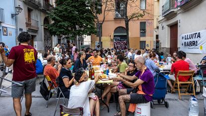 Cena a la fresca el pasado jueves en la plaza de Santa Cruz de Valencia, en la que los vecinos de Ciutat Vella protestan por los pisos turísticos.