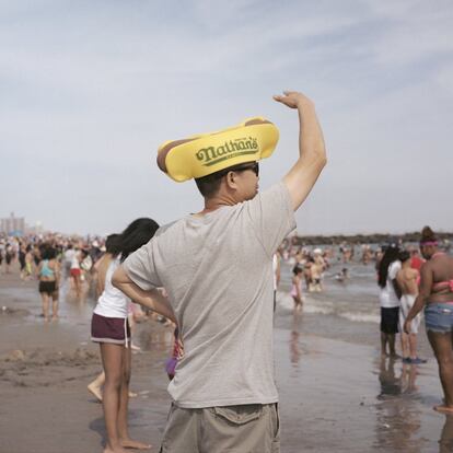 Hombre anuncio o, simplemente, otro cliente satisfecho con el producto que despacha Nathan’s Famous Hot Dogs.
