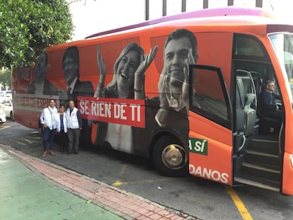 El autobús en el que el portavoz de Ciudadanos en Andalucía, Juan Marín, llegó al debate.
 
