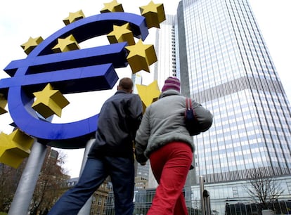 Una escultura del euro ante la sede del Banco Central Europeo, en Francfort.