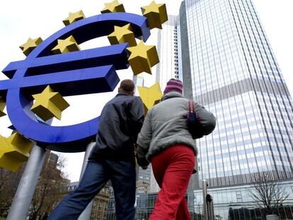 Una escultura del euro ante la sede del Banco Central Europeo, en Francfort.