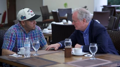 El senador por Maryland, Chris Van Hollen, habla con el migrante salvadoreño Kilmar Ábrego García, en abril pasado. 