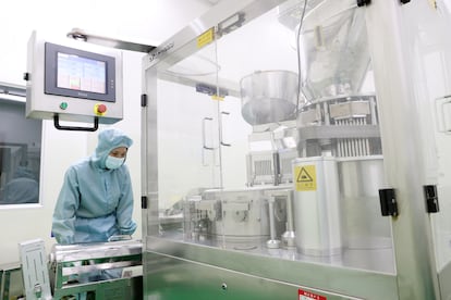 Un técnico trabaja en la cadena de producción de una farmacéutica en Chongging (China), el 6 de marzo de 2024.