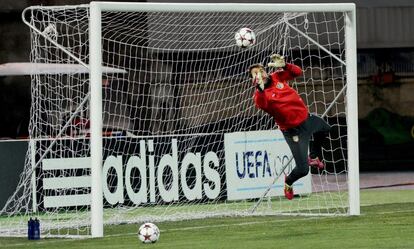 Aranzubia intenta parar un balón en un instante del entrenamiento.