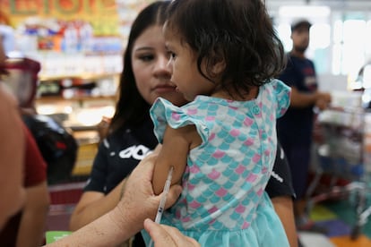Una niña es vacunada contra el sarampión en Ciudad Juárez (México), el pasado 15 de junio. Las autoridades mexicanas han acelerado las inoculaciones ante el drástico aumento de casos de la enfermedad.