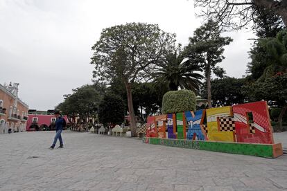 En la ciudad de Atlixco, una de los más afectadas por la caída de ceniza, los comerciantes, sobre todo de alimentos, coincidieron en que las ventas han caído entre un 50 y un 70% en las últimas semanas. En la imagen, un hombre camina por una plaza en la ciudad de Atlixco.
