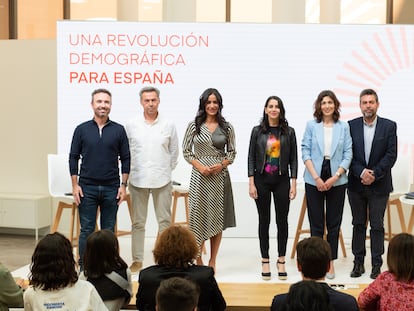 La candidata de CS al Ayuntamiento de Madrid, Begoña Villacís (tercera por la izquierda), y la portavoz en el Congreso del partido (tercera por la derecha), en el acto de este jueves en Madrid.