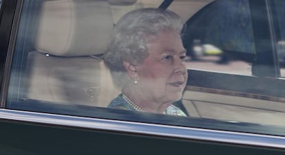 La reina llegando a casa de los duques para conocer a su bisnieto.