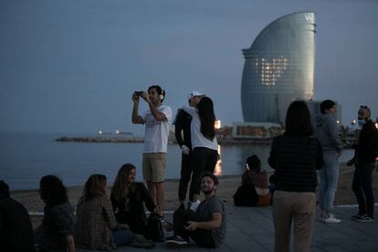 La platja de la Barceloneta diumenge al vespre. 