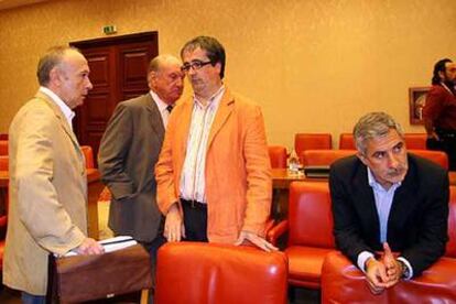 Miembros de la Diputación Permanente del Congreso, ayer poco antes de la reunión.