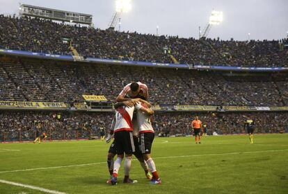 Lucas Alario celebra con sus compa&ntilde;eros tras convertir el segundo gol contra Boca Juniors.