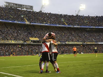 Lucas Alario celebra con sus compa&ntilde;eros tras convertir el segundo gol contra Boca Juniors.