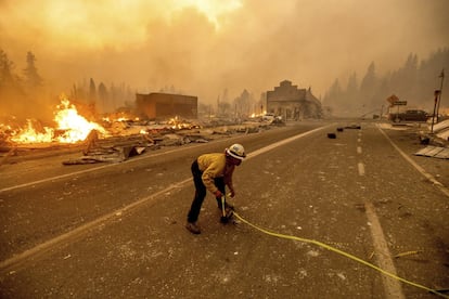 A principios de semana unos 5.000 bomberos avanzaron en la contención del incendio, salvaron algunas viviendas amenazadas y rodearon un tercio del perímetro.