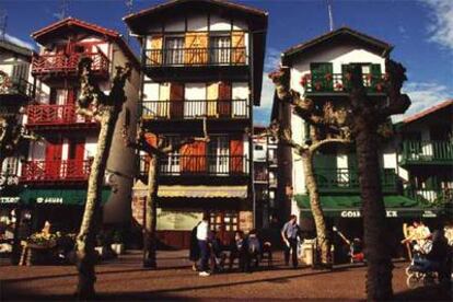 Casas de tpica arquitectura vasca, con balconadas y tejados de grandes aleros, en la calle San Pedro, en el centro de Hondarribia (Guipzcoa).