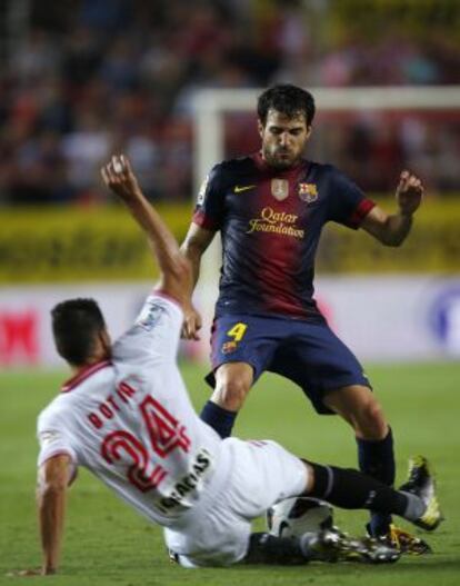 Cesc ante la entrada de Botía.