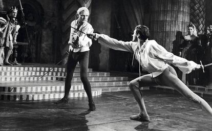 En el duelo de ‘Hamlet’ dirigido por Laurence Olivier en 1948, no sólo había que estar atento a las espadas. Había un par de versos bastante sueltos.