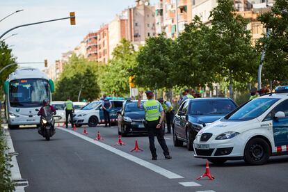 Agentes de los Mossos realizan un control de movilidad en Barcelona.