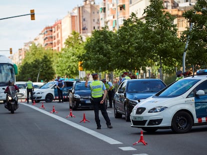 Agentes de los Mossos realizan un control de movilidad en Barcelona.