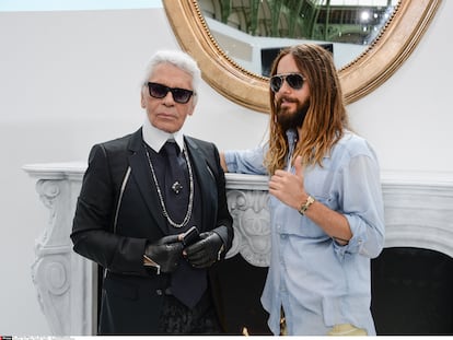 Karl Lagerfeld junto a Jared Leto durante la semana de la alta costura de París, en 2014.