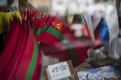 Banderas de Transnistria se venden junto a las banderas de la Federación Rusa en una tienda del centro de Tiraspol (Transnistria), el 5 de abril de 2014. Transnistria es un Estado separatista situado entre el río Dniester y el borde oriental de Moldavia con Ucrania, y que depende en gran medida de la Federación de Rusia.
