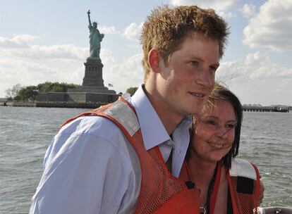 El príncipe Harry de Inglaterra cerró ayer el que ha sido su primer viaje oficial como miembro de la familia Real británica, que le ha llevado a Nueva York. En los días que ha estado en la Gran Manzana, ha tenido tiempo de jugar un partido de polo benéfico, visitar la Zona Cero para hacer su personal homenaje a las víctimas de los atentados del 11-S y también, tiempo para el turismo. En la imagen aparece a bordo de uno de los barcos de la Guardia Costera, posando con la Estatua de la Libertad al fondo, acompañado de su guía de viaje, Louise Redmond, que trabaja en el consulado del Reino Unido en la ciudad.