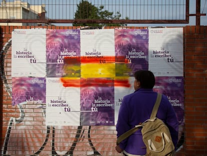 Carteles electorales de Unidas Podemos pintados con los colores de la bandera de España, en Sevilla en abril de 2019.