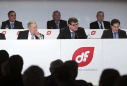 El presidente de Duro Felguera, &Aacute;ngel del Valle (c), durante su intervenci&oacute;n en la Junta General de Accionistas de esta compa&ntilde;&iacute;a asturiana de ingenier&iacute;a y bienes de equipo, hoy en Oviedo. EFE/Jos&eacute; Luis Cereijido