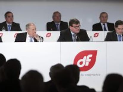 El presidente de Duro Felguera, &Aacute;ngel del Valle (c), durante su intervenci&oacute;n en la Junta General de Accionistas de esta compa&ntilde;&iacute;a asturiana de ingenier&iacute;a y bienes de equipo, hoy en Oviedo. EFE/Jos&eacute; Luis Cereijido