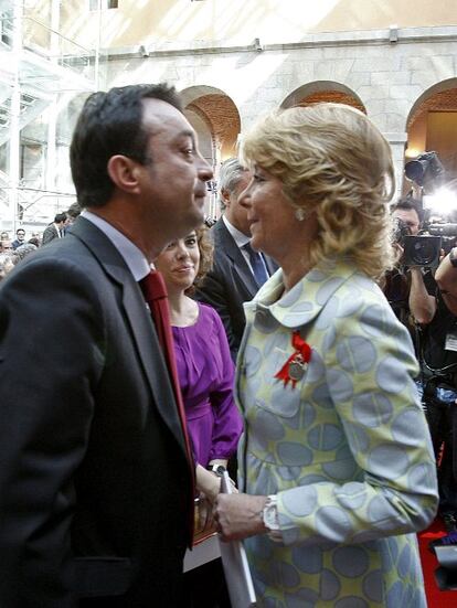 La presidenta de la Comunidad de Madrid, Esperanza Aguirre, saluda al inicio del acto en la Real Casa de Correos al vicealcalde de Madrid, Manuel Cobo