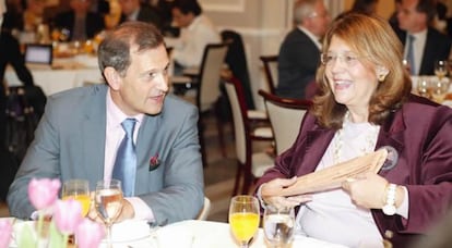 Carlos Martínez Alonso, secretario de Estado de Investigación, con Elvira Rodríguez, presidenta de la Asamblea de Madrid.