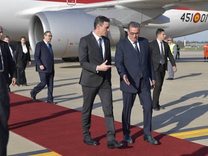 El primer ministro marroquí, Aziz Akhannouch, y el presidente del Gobierno, Pedro Sánchez, en Rabat. EFE
 