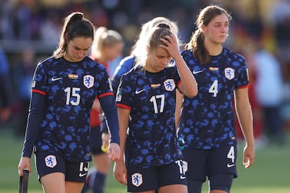 Las jugadores de Países Bajos, desde la izquierda, Caitlin Dijkstra, Victoria Pelova y Aniek Nouwen, al final del partido.