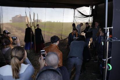 Las modelos, los alumnos y el equipo de Eugenio Recuenco, en el interior de la caja negra en la que realizó sus fotos en Ávila.