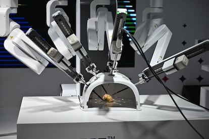 Un robot quirúrgico realiza una demostración de sus habilidades en la Conferencia Mundial de Inteligencia Artificial de 2023, celebrada en Shanghai.