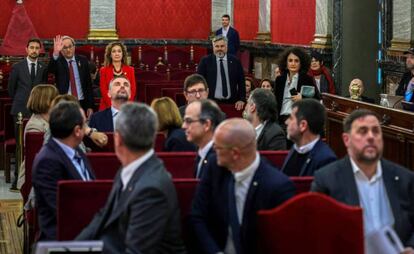 El presidente de la Generalitat, Quim Torra, saluda a los acusados del 'procés', en el Tribunal Supremo. / E. NARANJO (EFE)