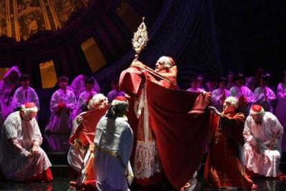 Un momento del primer acto de la <i>Tosca</i> que se verá mañana y el sábado en el auditorio de El Escorial.