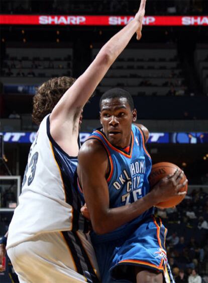 El alero de Oklahoma City Durant entra a canasta defendido por Marc Gasol