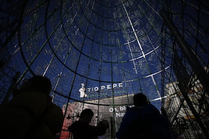 Desde el interior del árbol de Navidad de la Puerta del Sol la imagen es espectacular. Al fondo, el cartel de Tío Pepe.